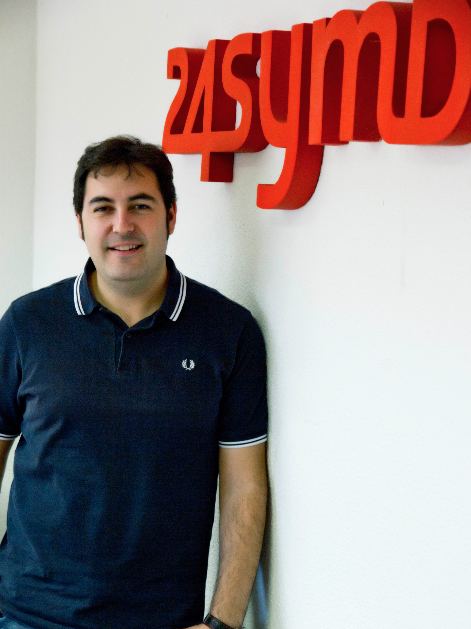 aitor posando en las oficinas de 24 symbols